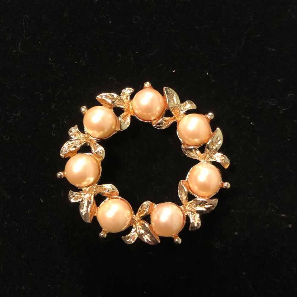 Vintage Goldtone metal and Pearl Brooch